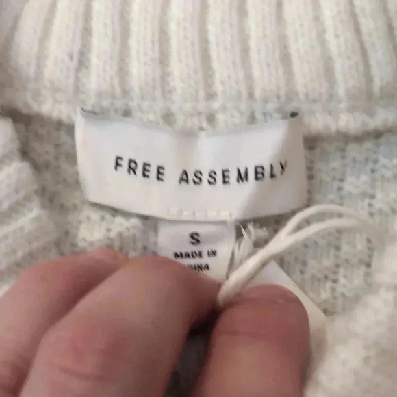 Free Assembly Women’s Mixed Cable Knit Sweater, Midweight - Picture 10 of 10